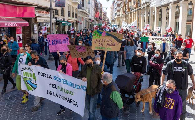 Doscientas personas protestan en Palencia contra las macrogranjas, «que no dan trabajo y generan basura»