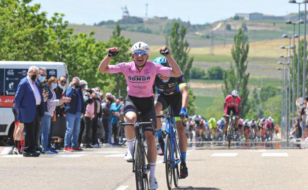 Rodrigo Álvarez se impone en la meta de Arroyo tras una dura carrera