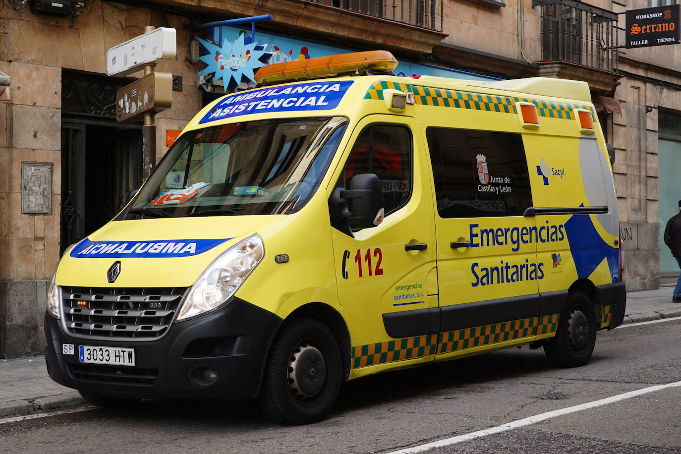 Los bomberos rescatan al conductor de una furgoneta tras sufrir un accidente en la subida del Cristo del Caloco