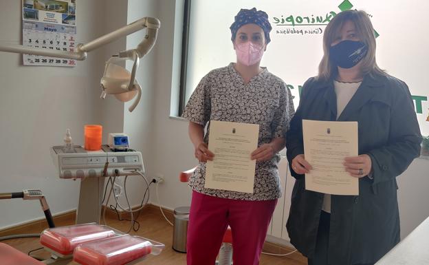 El Ayuntamiento de Santa Marta renueva el convenio de servicios de podología para sus mayores