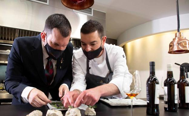El equipo de Ambivium presenta su propuesta ante el jurado del concurso de armonías con vinos de Jerez