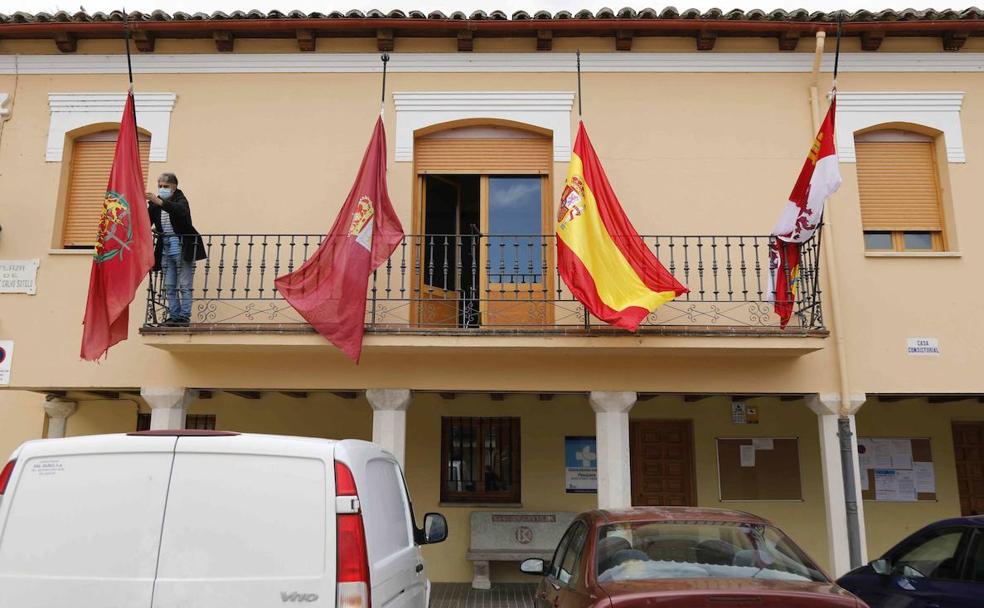 Banderas a media asta en Pesquera por la muerte de Alejadro Fernández, el impulsor de la DO Ribera
