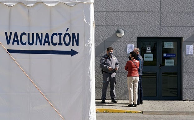 Los colectivos esenciales vacunados con AstraZeneca recibirán la segunda dosis la semana que viene