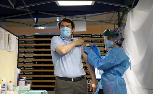 Mañueco, tras recibir su primera dosis: «Vacunarse no solo es un acto de inteligencia, sino de generosidad»