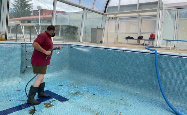Alba de Tormes acondiciona las piscinas municipales de cara a su apertura