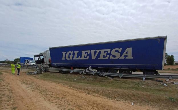 Accidente entre dos camiones y un todoterreno en la nacional 122, en Peñafiel