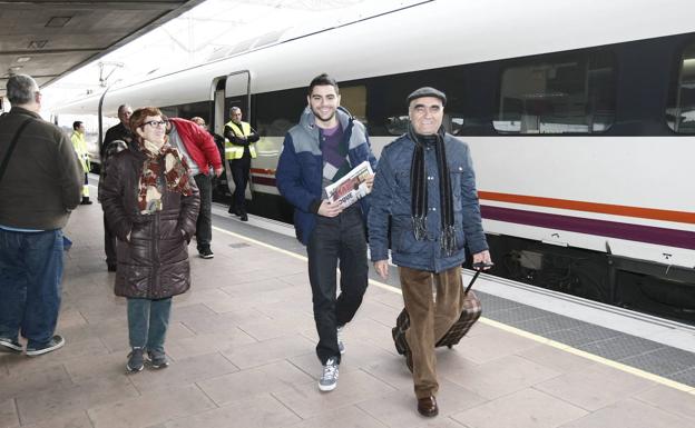 Carbayo exige «que devuelvan lo que es nuestro» y reclama cuatro trenes entre Madrid y Salamanca