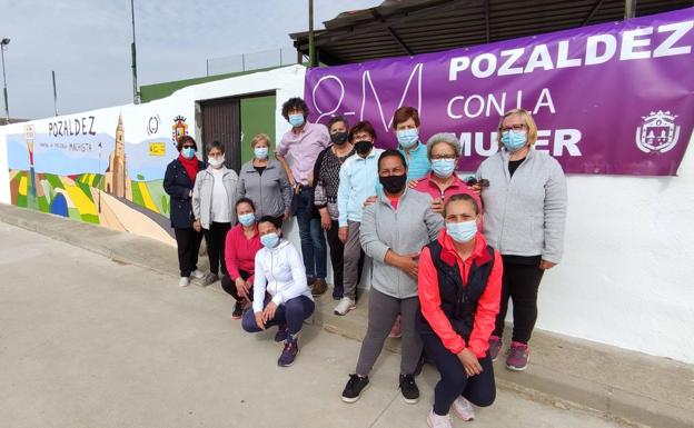 Pozaldez decora su frontón con un mural contra la violencia de género