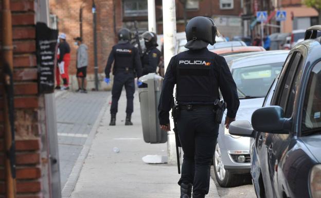 Detenidos siete 'monchines' en posesión de ocho pistolas y drogas en una redada múltiple en Valladolid