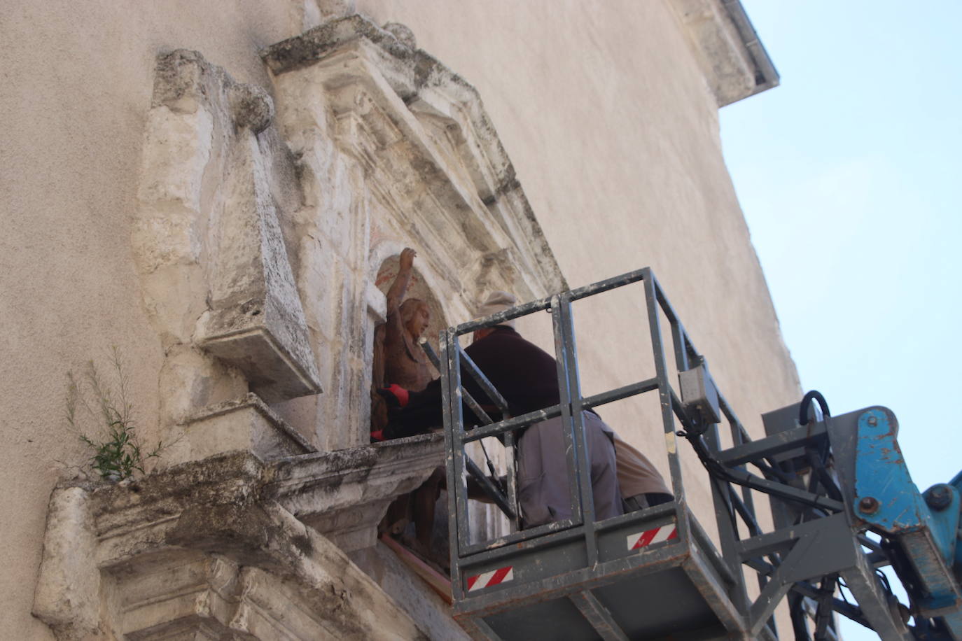 La imagen de San Miguel de Cuéllar regresa a su hornacina cinco años después