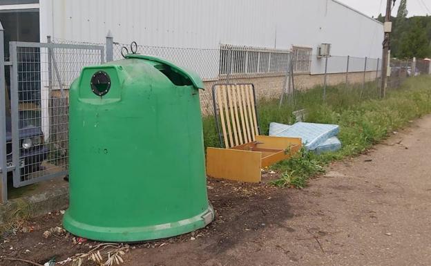 Tudela multará a las personas que dejen enseres junto al contenedor