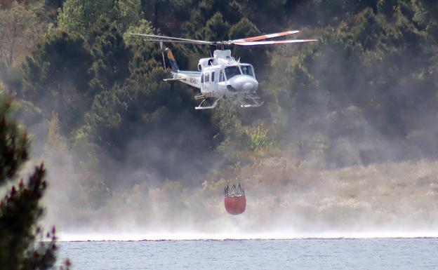 Tres aviones y dos brigadas combaten el incendio del campo de tiro del Teleno