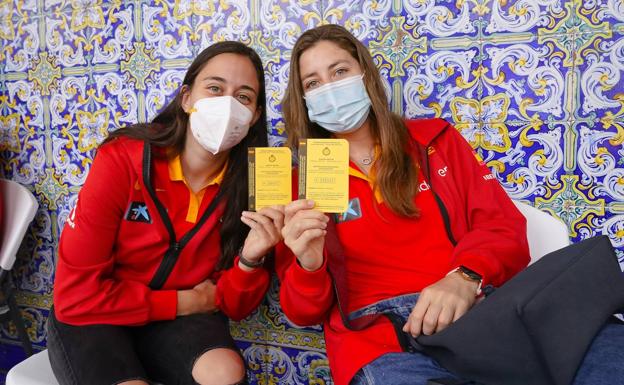 Las jugadoras perfumeras pasan el primer corte de Mondelo y se vacunan
