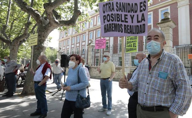 Una concentración reclama a Sanidad que se cubran las plantillas en hospitales y centros de salud