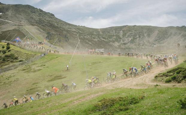 Herido un ciclista al caerse en una prueba deportiva en las pistas de La Pinilla