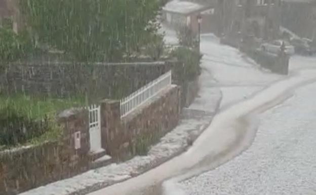 Espectacular granizada de un cuarto de hora en Brañosera