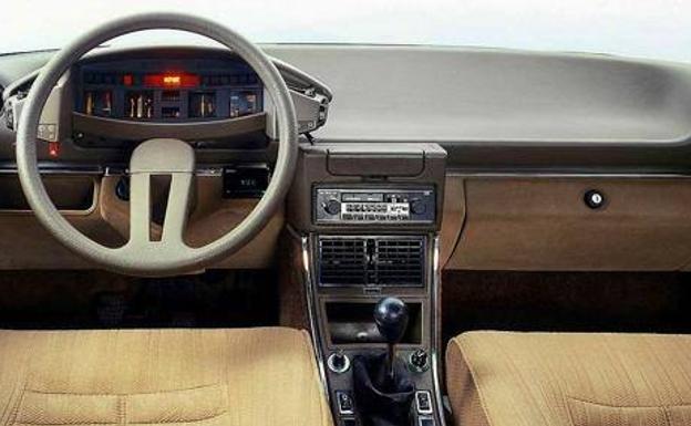 De la manivela a los botones invisibles, la revolución del volante en 135 años