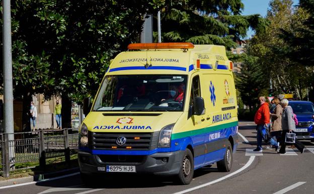 Dos heridos tras la colisión entre un patinete y un turismo en una rotonda de Salamanca