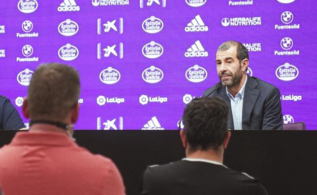 David Espinar, a los peñistas del Real Valladolid: «El entrenador debe hacerse al club, no al revés»