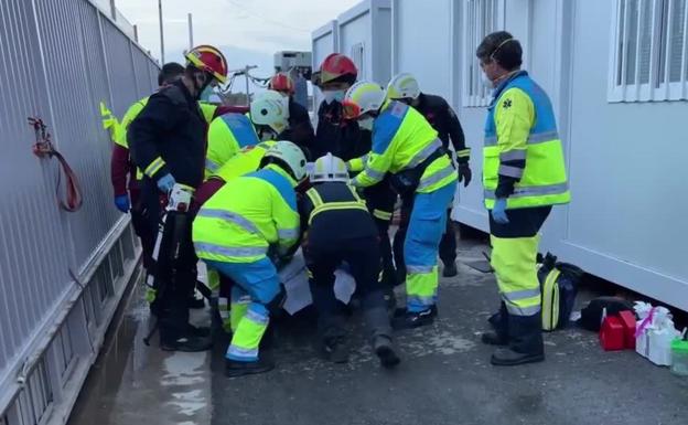 Herido muy grave tras caérsele encima una puerta metálica de 400 kilos