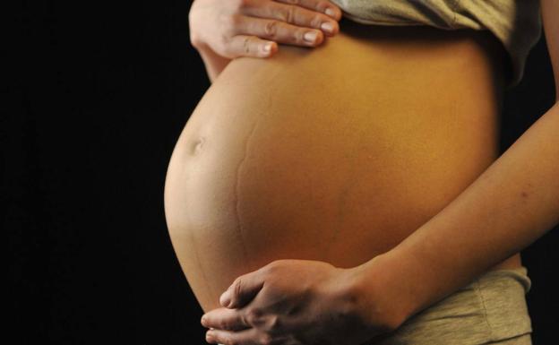 Denuncia que la demora en una operación le ha dejado el abdomen como «una embaraza de 9 meses»
