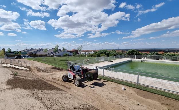 Las piscinas de Carrascal de Barregas con el césped casi a punto