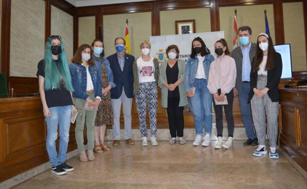 Béjar entrega el premio del concurso de creación de un logotipo para turismo