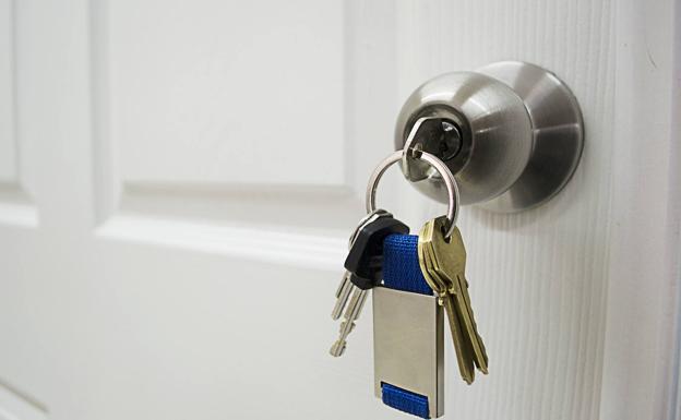 Más de 1.000 euros por abrir una puerta: crecen las estafas de cerrajeros de urgencia