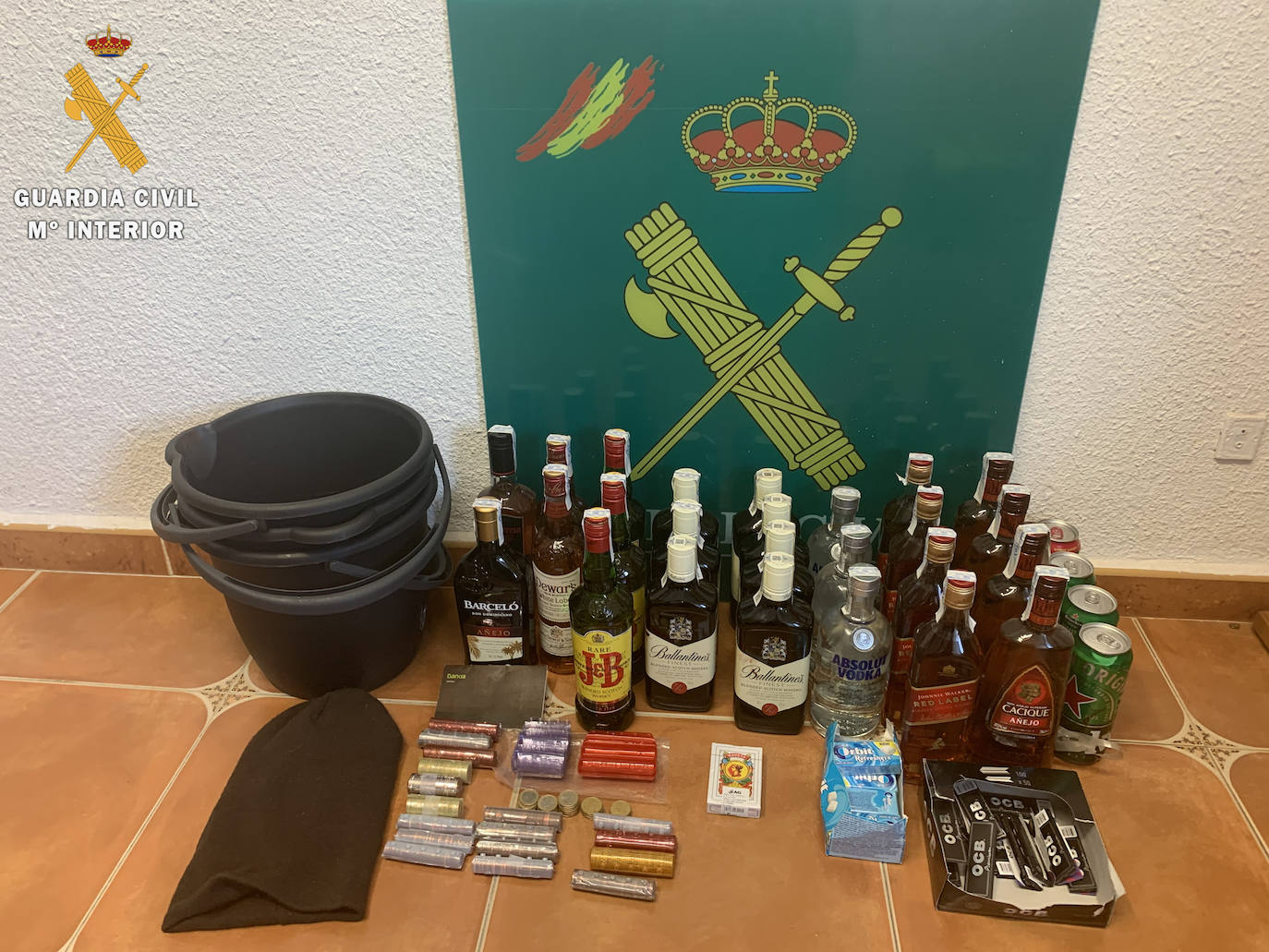 Detenido un hombre que robó en un bazar de El Espinar tras romper el cristal de la puerta con una alcantarilla