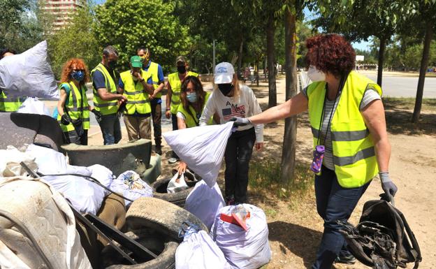 Medio centenar de voluntarios retiran 1,5 toneladas de muebles, ruedas y colchones del Pisuerga en Valladolid