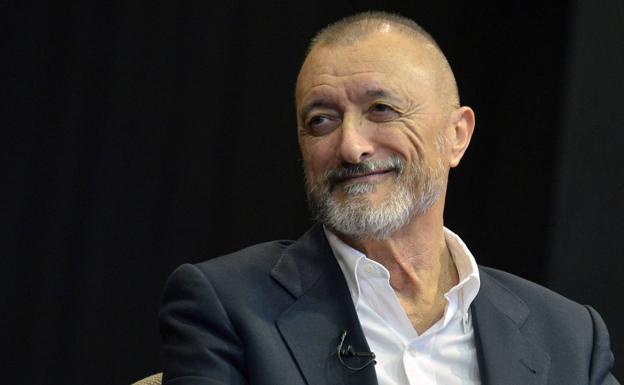 Arturo Pérez-Reverte, Premio de la Crítica por 'Línea de fuego'