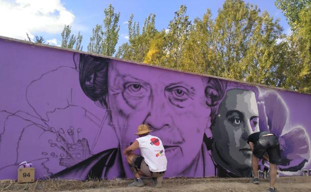 Un mural reivindica la igualdad en las paredes de la piscina de Mota del Marqués
