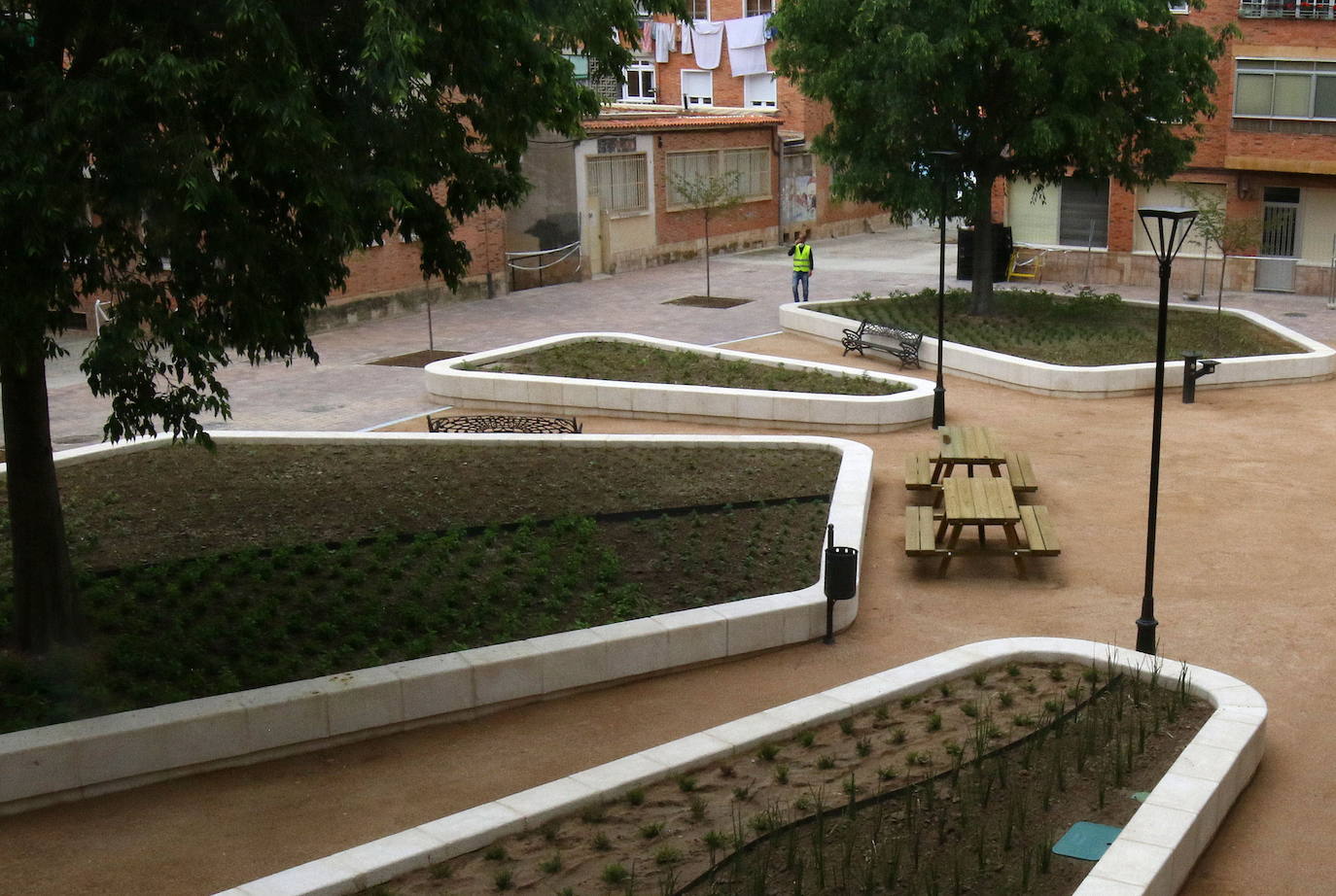 La Policía Local pone las primeras multas por beber alcohol en la nueva plaza de la Morería