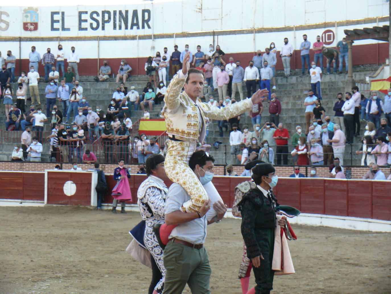 La corrida de toros en la plaza de El Espinar concluye con cuatro orejas cortadas
