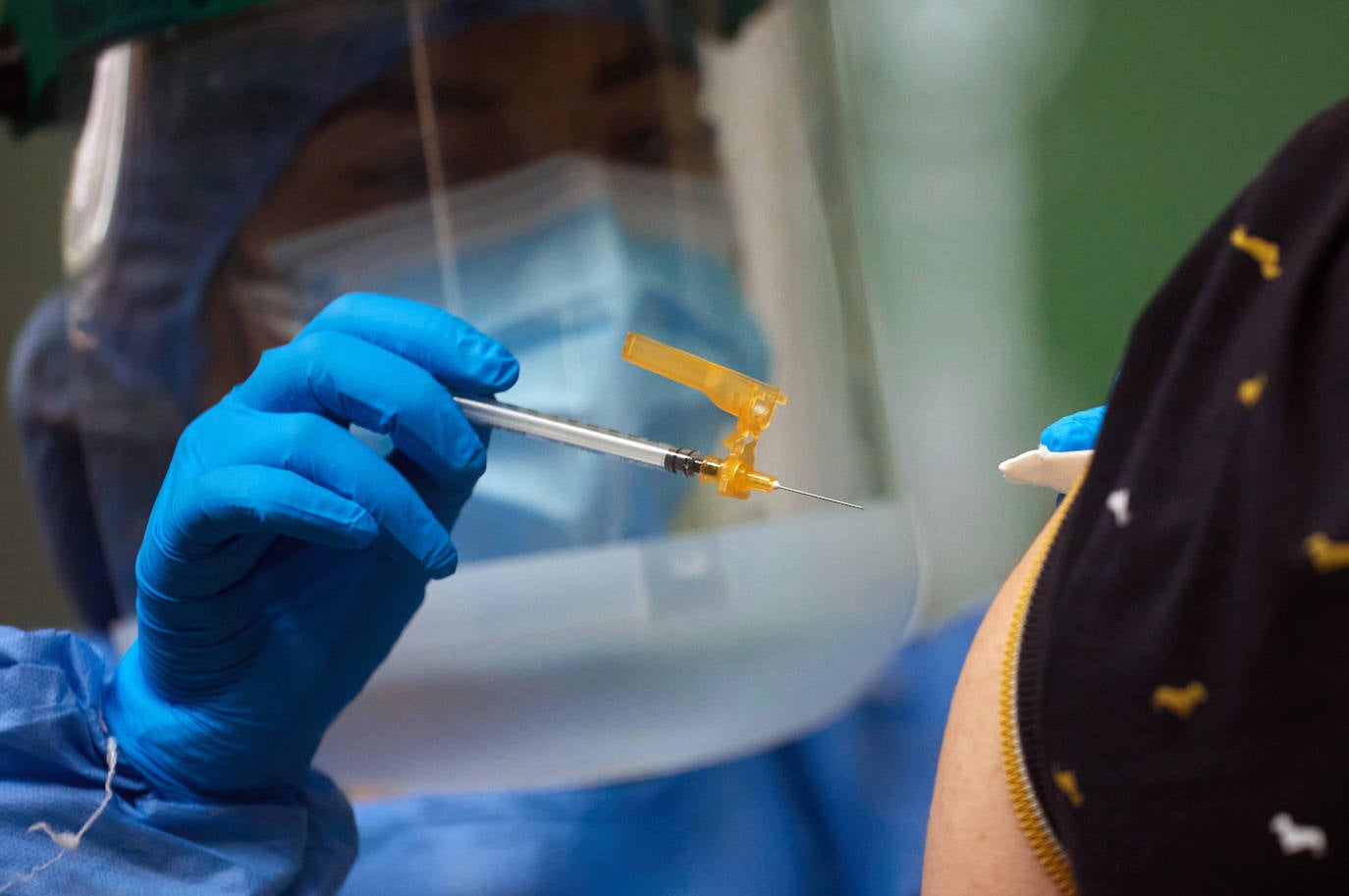 Más de un tercio de la población de la comunidad ya tiene la vacunación completa