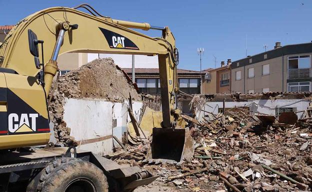 Carbajosa inicia el derribo de la casa que permitirá crear una nueva zona de estancia en el centro urbano