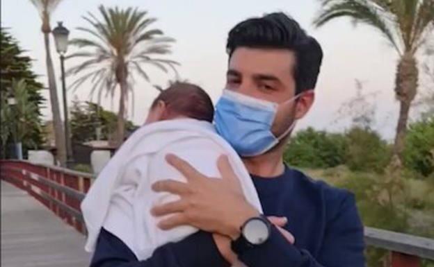 Paula Echevarría publica la primera foto con su hijo Miguel junto al mar