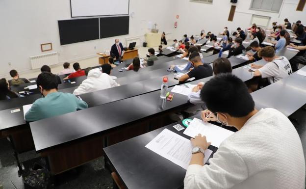 Nervios y mucha concentración en el arranque de la EBAU en la Universidad de Salamanca