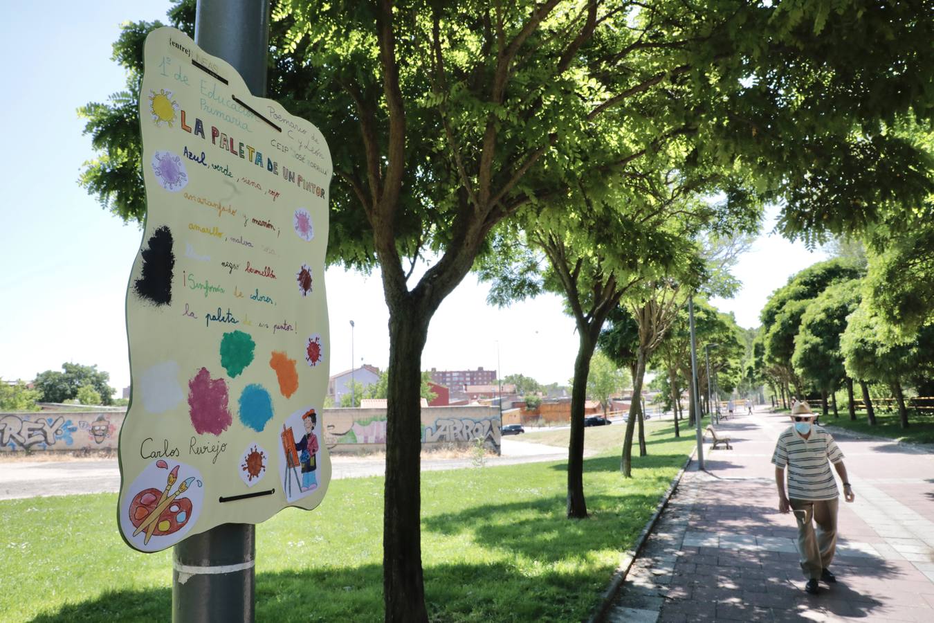 Las farolas de las calles aledañas al Esgueva lucen los dibujos de los niños de seis colegios de Valladolid