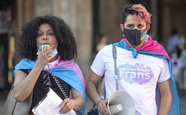 50 personas reclama en Salamanca una ley que garantice los derechos de los transexuales en Castilla y León