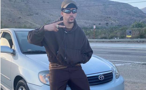 Bad Bunny cambia su Bugatti Chiron por un Toyota Corolla del 2003