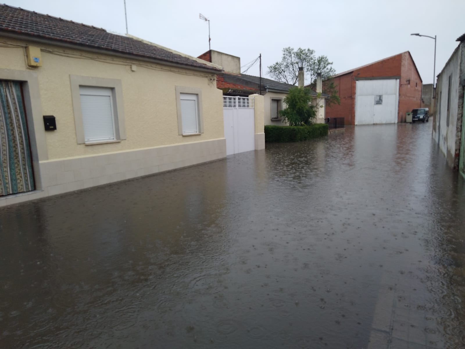 Tromba de agua con aparato eléctrico y granizada en Pedrajas de San Esteban