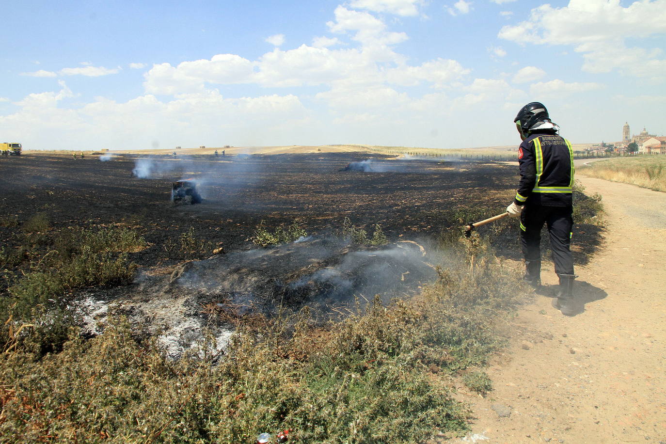 El reventón de la rueda de un camión provoca un pequeño incendio en la N-VI