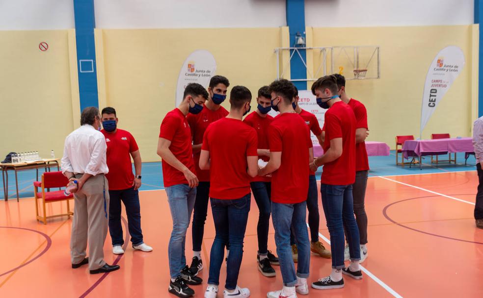 350 jugadores de voleibol y 32 años de vida en Palencia