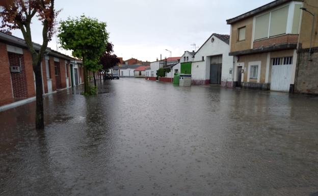 Una tromba de agua y granizo anega las calles de Pedrajas de San Esteban
