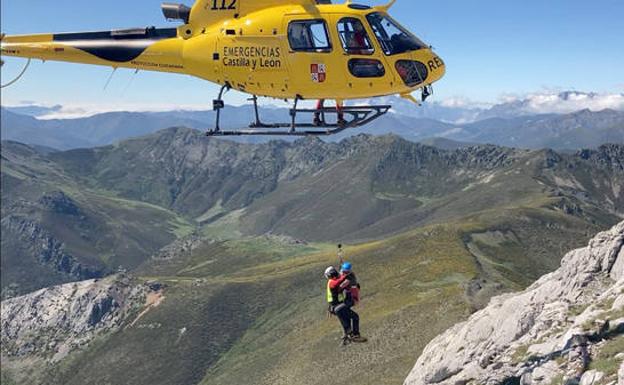 Rescatan con una grúa y el helicóptero a dos montañeros enriscados en el Espigüete