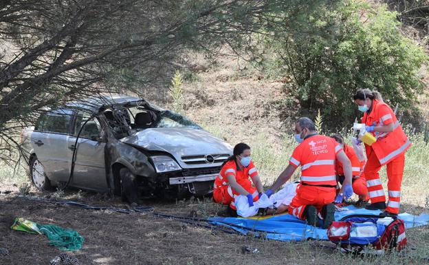 Dos heridos en el vuelco de un coche en Torquemada en la autovía en dirección a Burgos