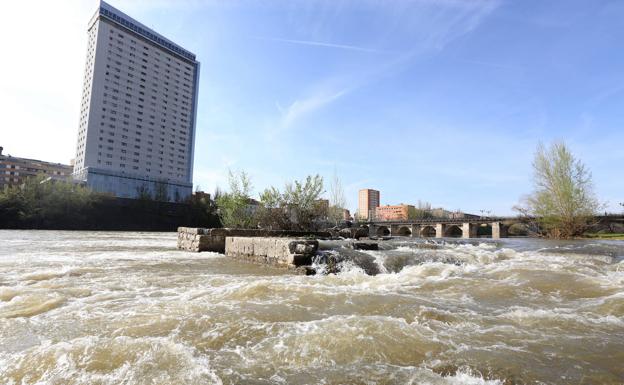 Los Bomberos ayudan a dos jóvenes a salir de la pesquera de la playa de Las Moreras en Valladolid