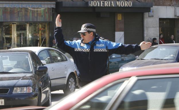 Denunciadopor acercarse de forma peligrosa a un coche de Policía e increpar a dos sacerdotes en León