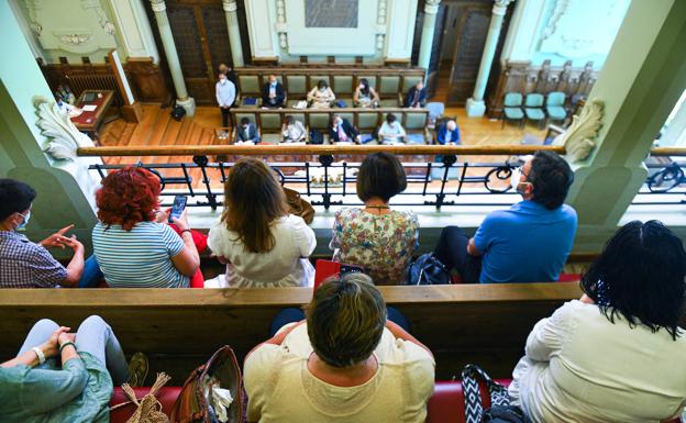 Puente ensalza su trabajo frente a la pandemia y el PP le acusa de llevar a la ciudad «a segunda»